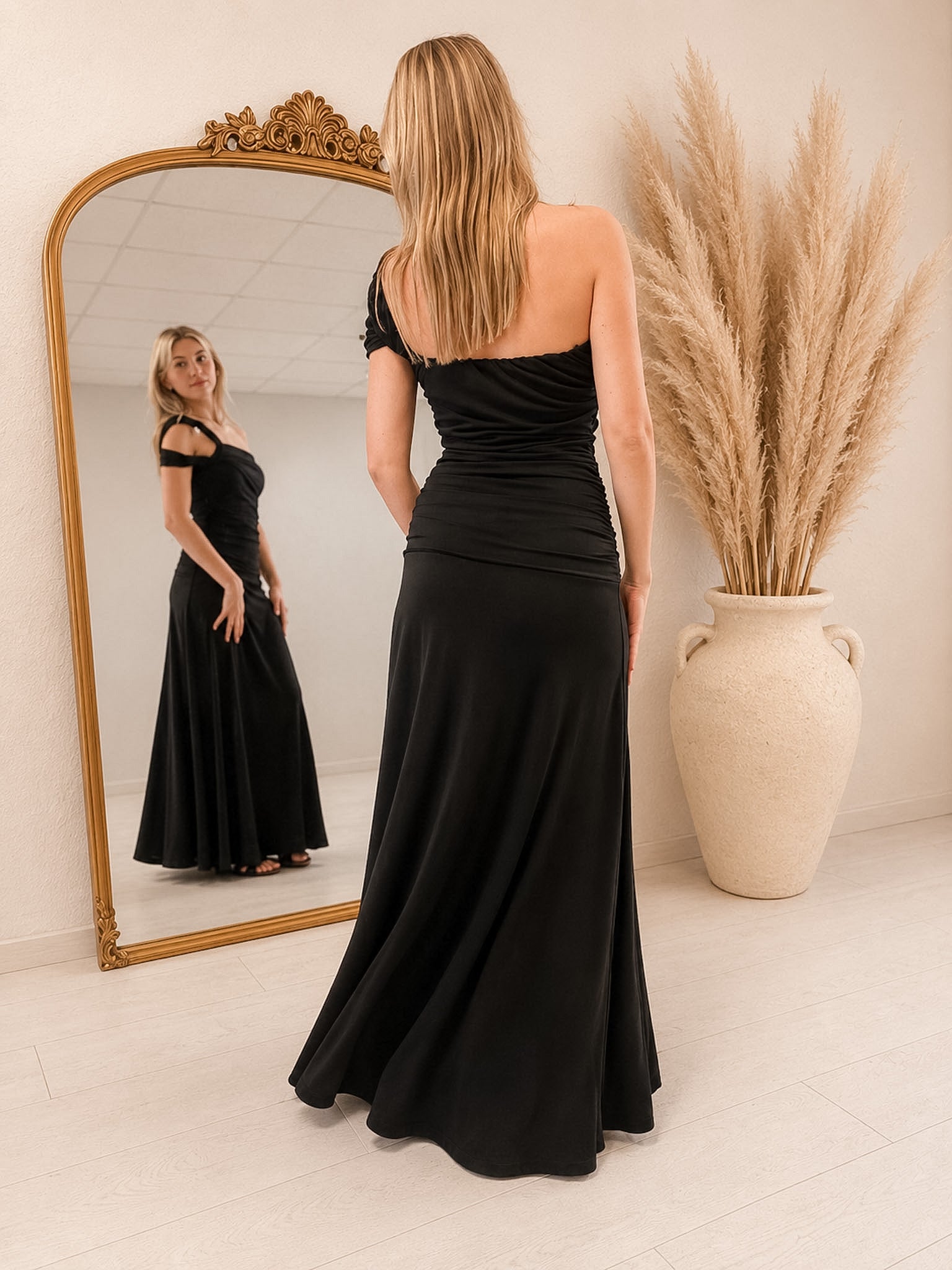 Robe longue asymétrique drapée – noire