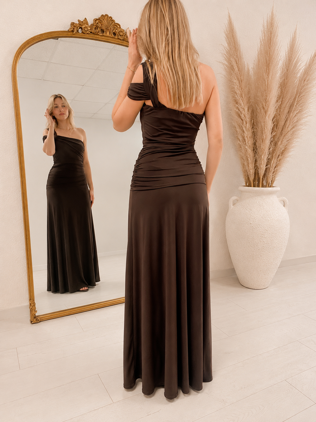 Robe longue asymétrique drapée – Chocolat