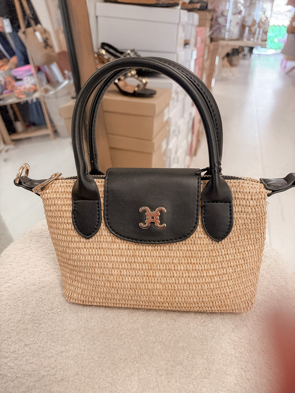 Sac à main en raphia et similicuir noir