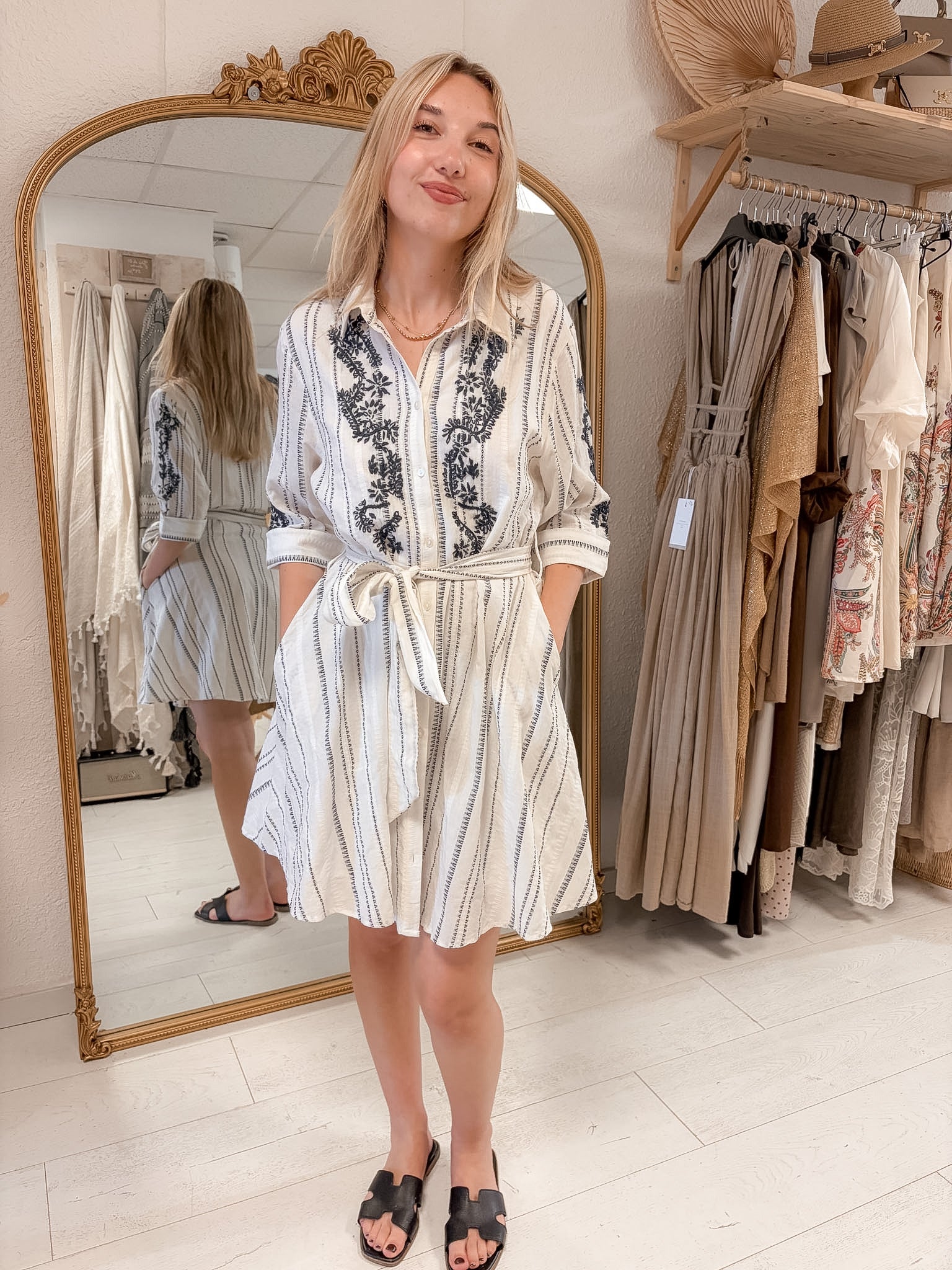 Robe chemise brodée Azur