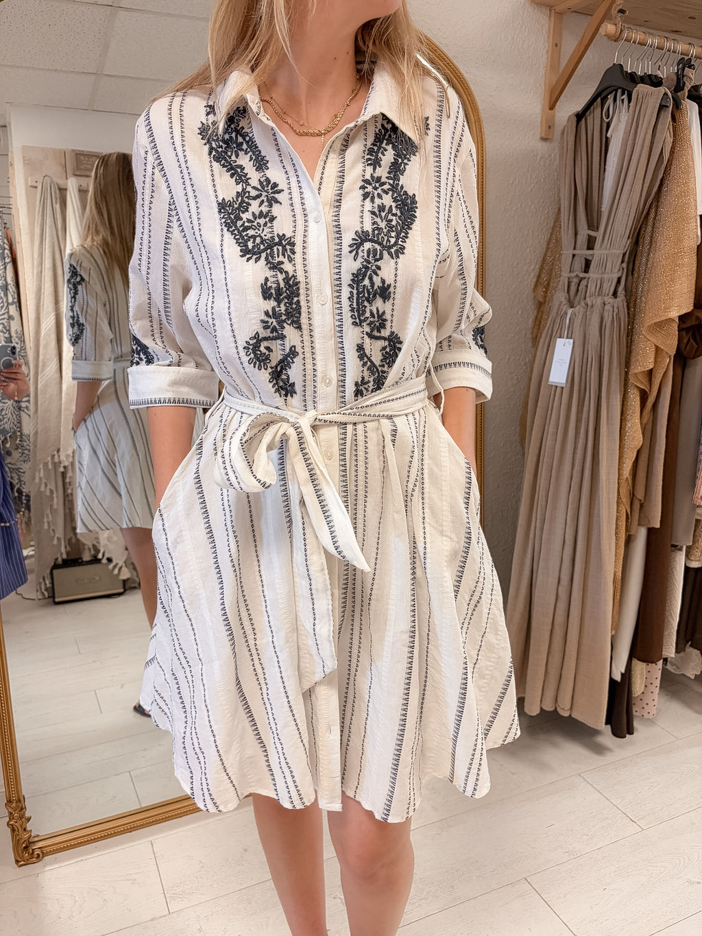 Robe chemise brodée Azur