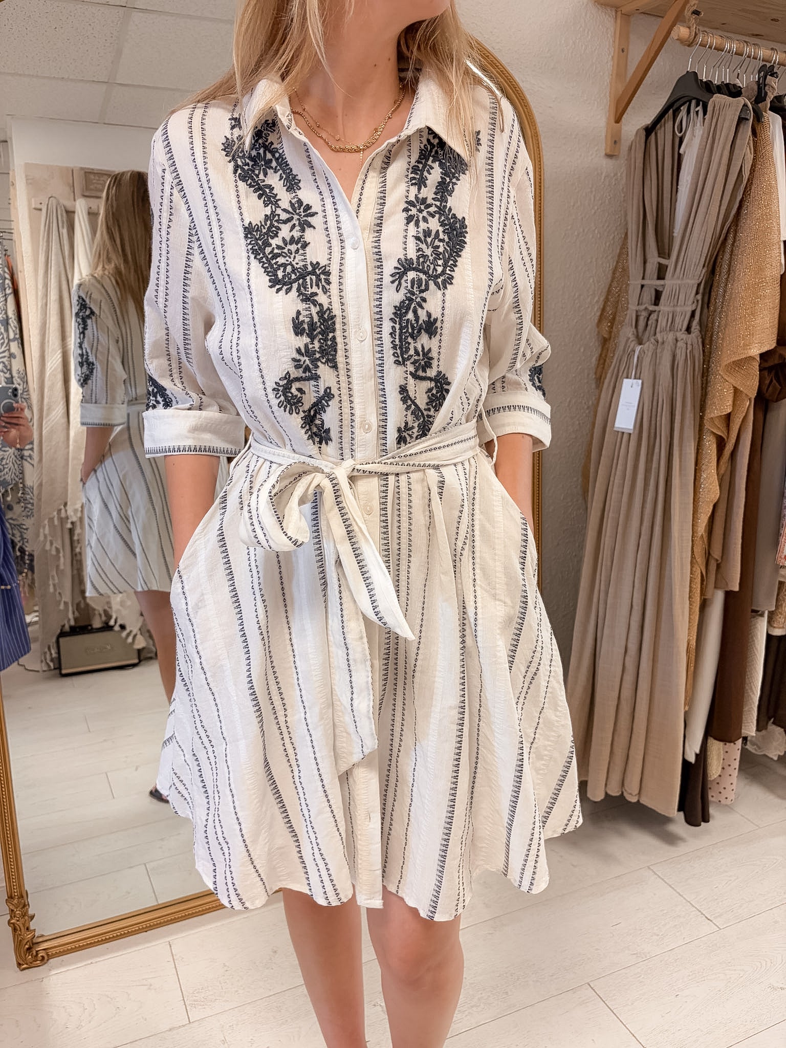 Robe chemise brodée Azur