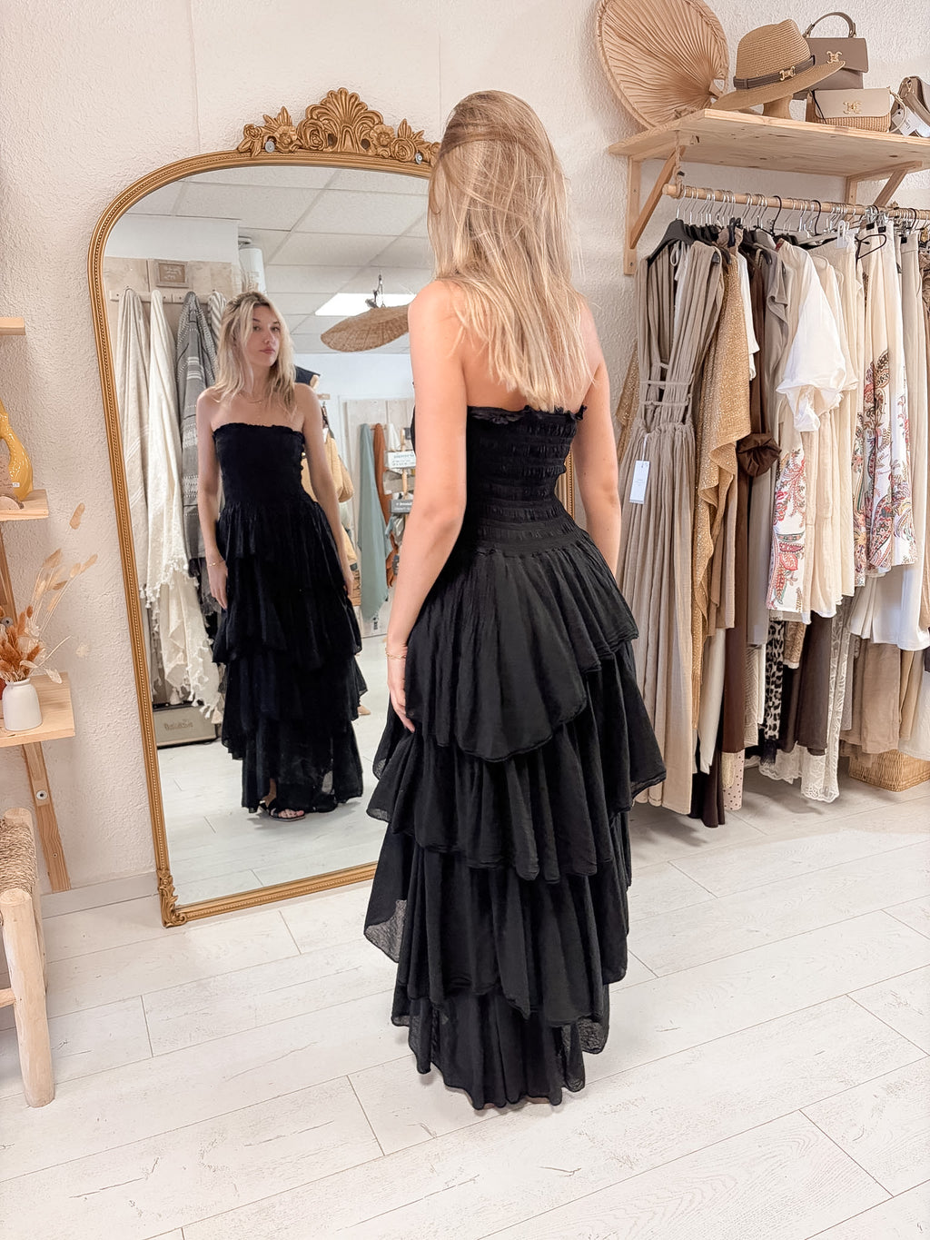 Robe longue bohème noire à volants