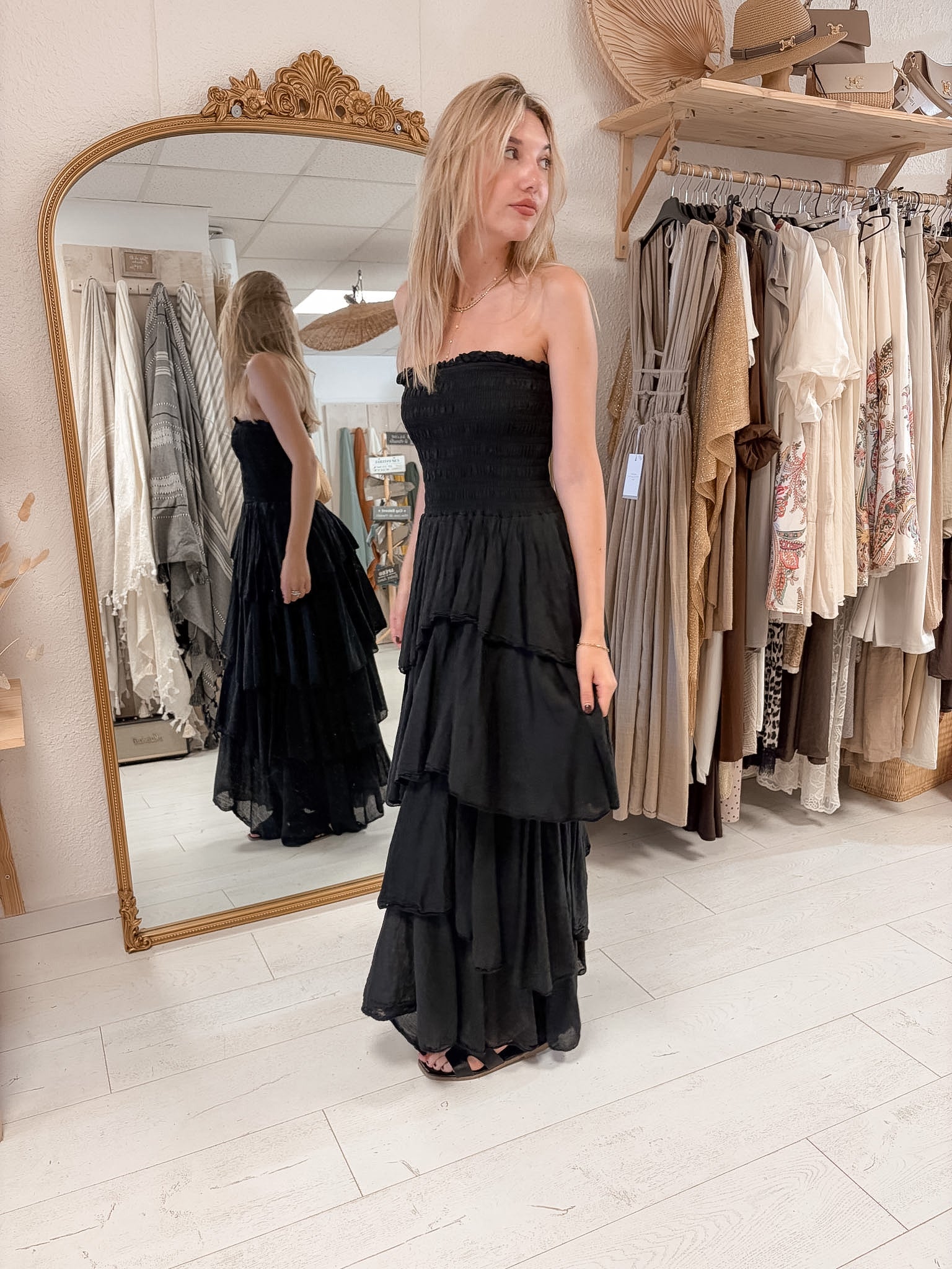 Robe longue bohème noire à volants