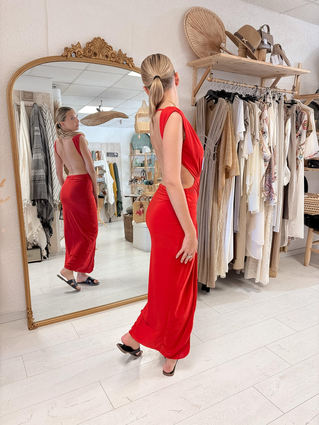 Robe longue dos nu rouge– Élégance audacieuse